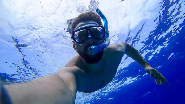 Hombre Con Una Máscara Tubo Respiración Sumergido Las Profundidades Del —  Fotos de Stock