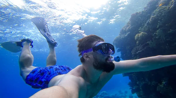 Man Som Simmar Det Röda Havet Nära Korallen Och Undersöker — Stockfoto