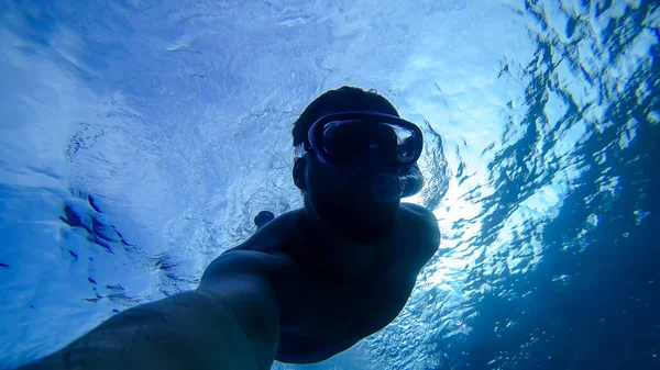 Silueta Hombre Que Sumergió Fondo Del Mar Rojo — Foto de Stock