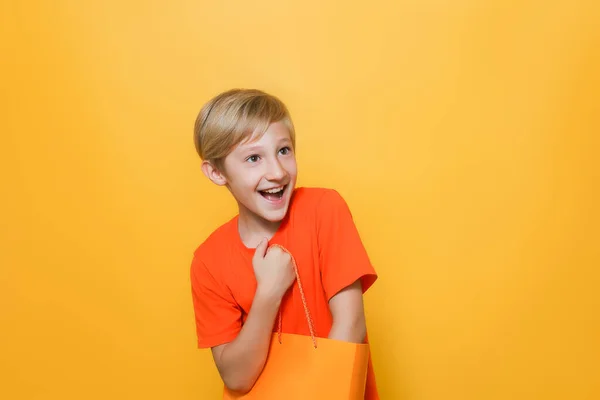 Ragazzo Con Una Maglietta Arancione Uno Sfondo Giallo Mette Mano — Foto Stock