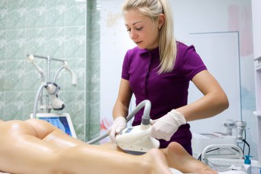 Masaj prosedürü sırasında madenin önünde bir model yatar. Usta, masaj aletlerini elinde tutar ve sorunlu bölgeleri çözer.