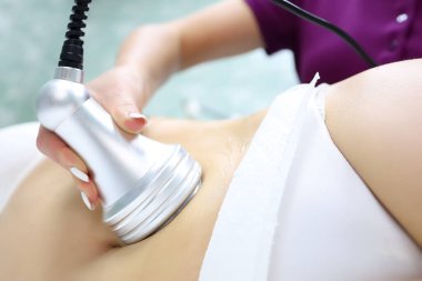 Ustayı kapatın ve yan yatmakta olan modelin karnının ultrasonik temizleme prosedürünü uygulayın.