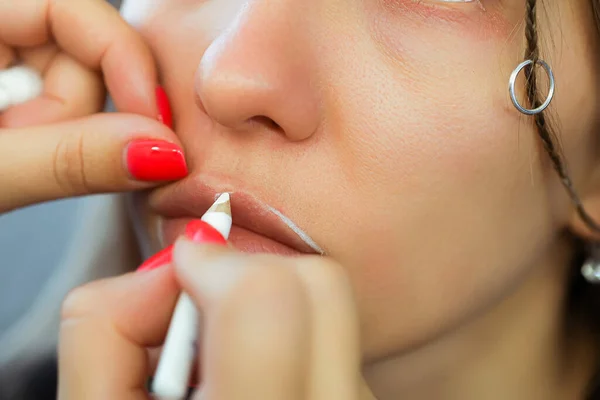 Menerapkan Kontur Bibir Dengan Pensil Putih Sebelum Prosedur Makeup Bibir — Stok Foto