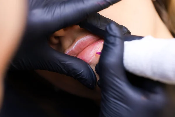 Artista Maquiagem Permanente Realiza Primeira Passagem Aplicação Pigmento Labial — Fotografia de Stock