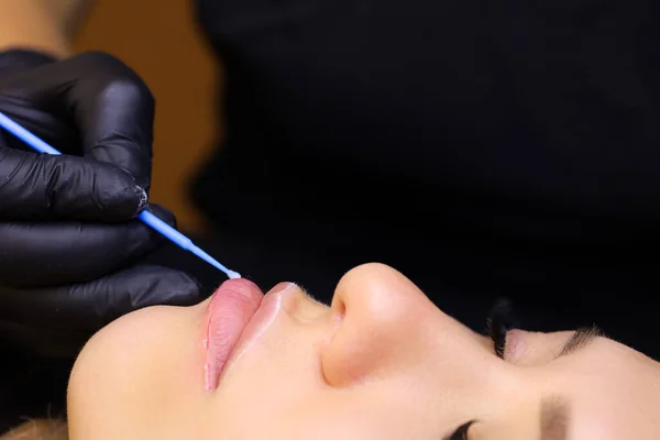 Permanent Makeup Artist Holds Micro Brush His Hand Distributes Anesthesia — Stock Photo, Image