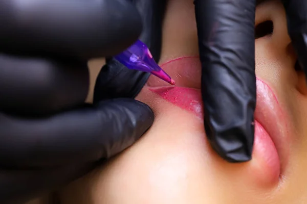 Master Holds Tattoo Machine Performs Permanent Makeup Stretching Lips Model — Stock Photo, Image