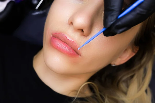 Pembuat Tato Menerapkan Anestesi Kontur Bibir Model Dengan Kuas Kecil — Stok Foto