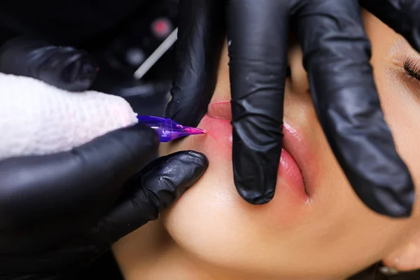 Kozmetikai Irodában Egy Tetováló Művész Végzi Eljárást Állandó Ajak Smink — Stock Fotó