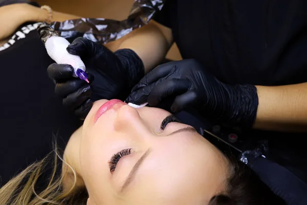 Tattoo Artist Sits Head Client Holds Tattoo Machine Front His — Stock Photo, Image