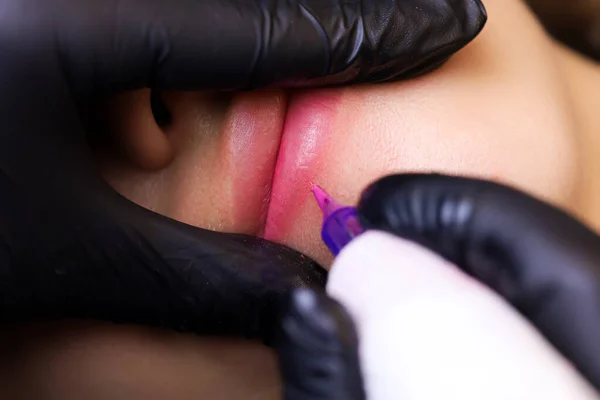 Close Tatoeage Met Rood Pigment Wordt Uitgevoerd Door Machine Technologie — Stockfoto