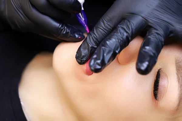 Tatuador Realiza Procedimento Repetido Aplicação Pigmento Nos Lábios Modelo Para — Fotografia de Stock