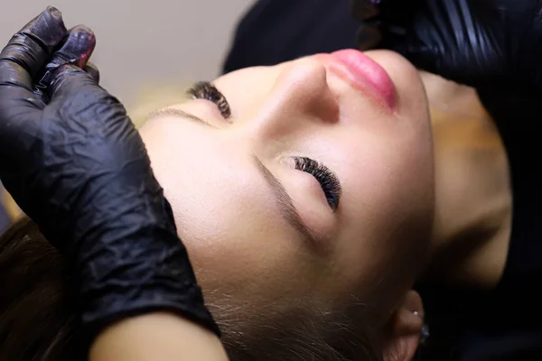 Modell Flicka Ligger Permanent Makeup Förfarande Framför Tatuering Konstnär — Stockfoto