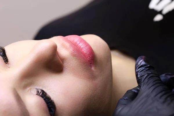 Bibir Dari Model Close Dengan Tato Bibir Selesai Bekerja — Stok Foto