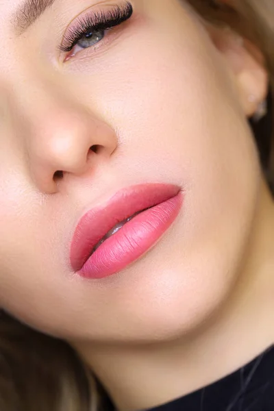 Close Dari Bibir Indah Model Muda Dengan Tato Bibir — Stok Foto