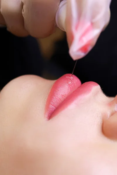Seniman Tato Menempatkan Setetes Minyak Bibir Model Setelah Tato — Stok Foto