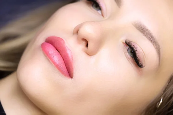 Hermosa Chica Modelo Después Del Procedimiento Maquillaje Labial Permanente —  Fotos de Stock