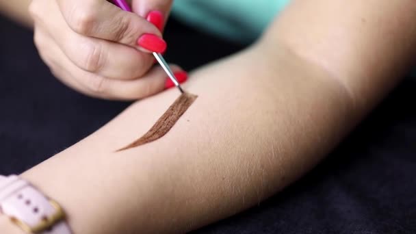 Girl Paints Eyebrow Her Hand Henna Eyebrows — Stock Video