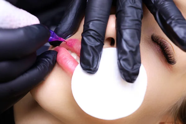 Tattoo Artist Presses Cotton Sponge Client Lip Tattoo Pigment Does — Stock Photo, Image