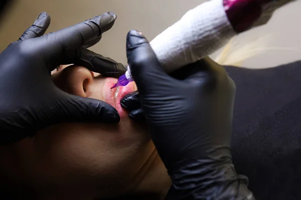 Tattoo Artist Stretches Upper Lip Model Performs Tattoo — Stock Photo, Image