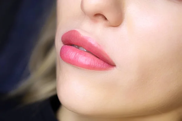 문신을 모델의 아름다운 입술을 클로즈업 — 스톡 사진