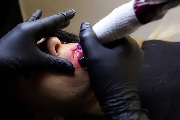 Tatoeëerder Strekt Bovenlip Van Het Model Uit Voert Tatoeage Uit — Stockfoto