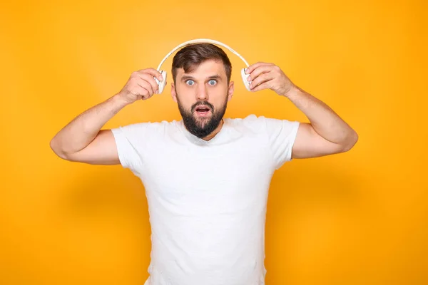 Hombre Barbudo Pone Auriculares Las Orejas — Foto de Stock