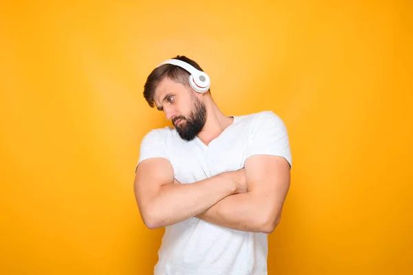 Hombre Con Auriculares Cruzó Los Brazos Delante Pecho Escucha Música — Foto de Stock