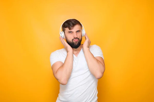 Hombre Presiona Los Auriculares Firmemente Sus Oídos Para Escuchar Música — Foto de Stock