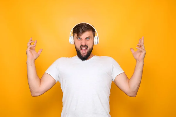 Uomo Mostra Denti Alzate Mani Ascolta Musica — Foto Stock
