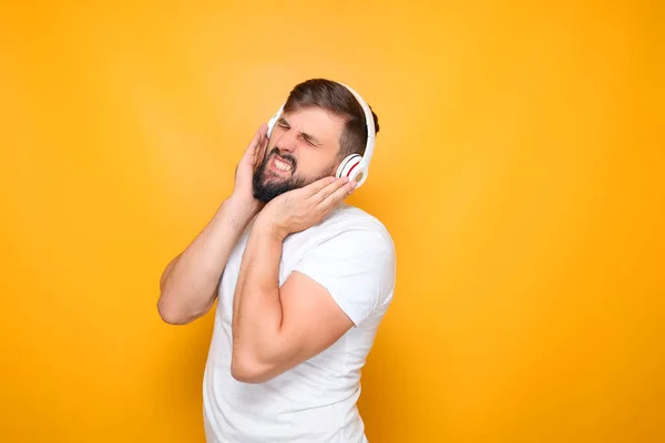 Hombre Estrechó Los Ojos Apretó Las Manos Los Auriculares Escuchó — Foto de Stock