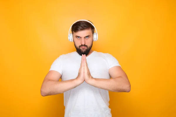 Ein Mann Mit Kopfhörer Faltet Die Hände Vor Der Brust — Stockfoto