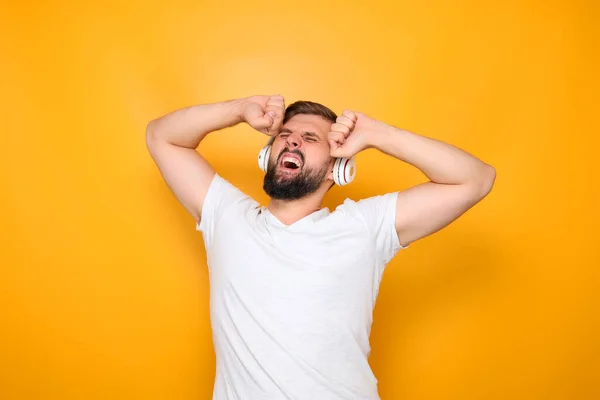 Homme Casque Blanc Écoute Musique Chante Fort Levant Les Mains — Photo