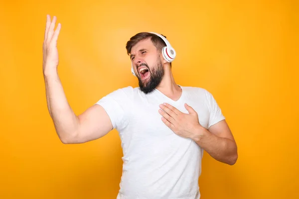 Hombre Barbudo Con Auriculares Blancos Canta Fuerte Gestos Con Las — Foto de Stock