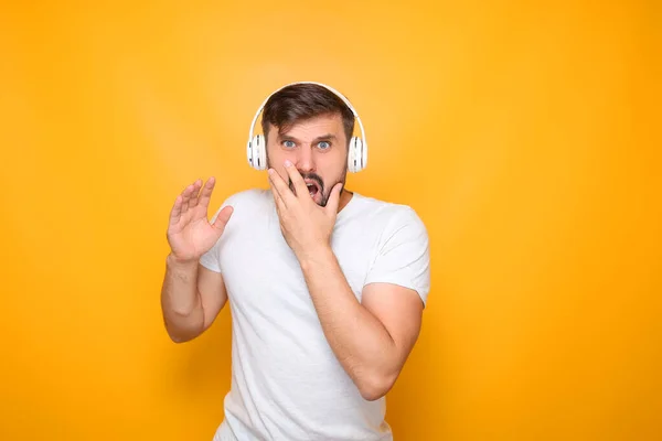 Hombre Con Auriculares Escuchando Música Agarró Boca Demuestra Horror — Foto de Stock