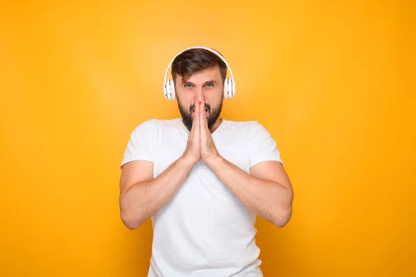 Ein Mann Der Mit Weißen Kopfhörern Musik Hört Hat Die — Stockfoto