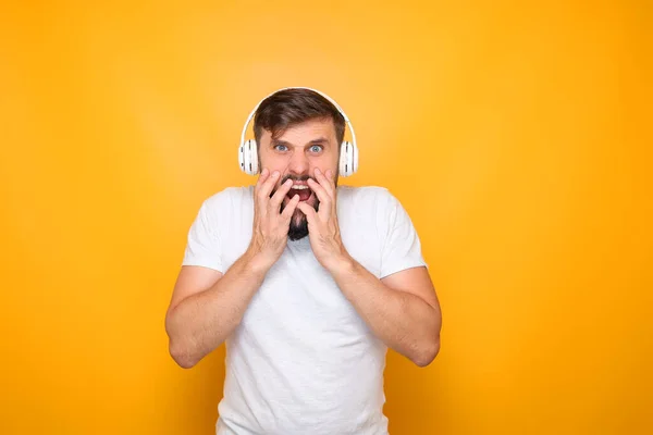 Ein Mann Mit Kopfhörern Der Musik Hört Fasste Sich Den — Stockfoto