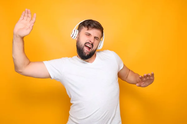 Skjeggete Mann Hvit Skjorte Med Hodetelefoner Ørene Danser Etter Rytmen – stockfoto