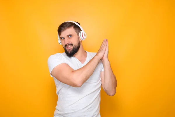 Tanzen Bärtiger Mann Mit Kopfhörern Auf Den Ohren — Stockfoto
