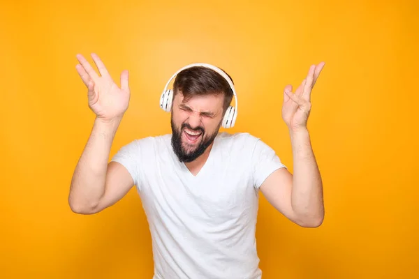 Dansende Skjeggete Mann Med Hodetelefoner Ørene – stockfoto