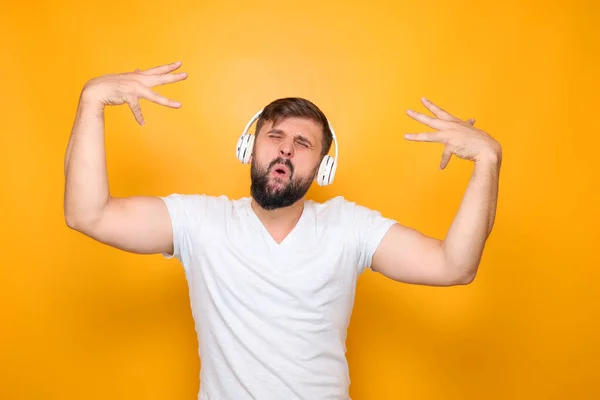 Dançando Homem Barbudo Com Fones Ouvido Seus Ouvidos — Fotografia de Stock