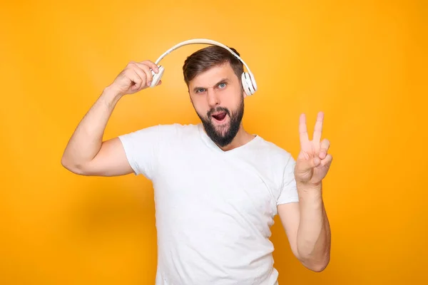 Homme Barbu Dans Shirt Blanc Qui Tient Sur Fond Jaune — Photo