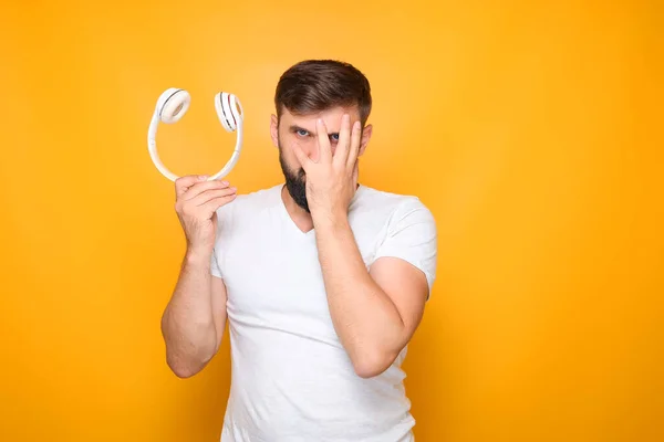 Uomo Afferrò Viso Con Una Mano Tenne Cuffie Bianche Nell — Foto Stock