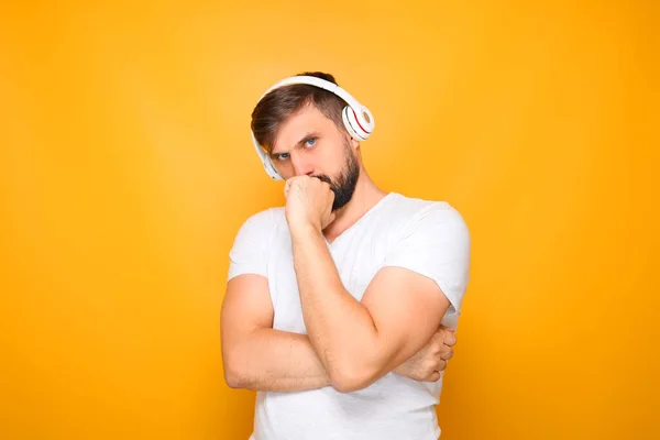 Homme Avec Des Écouteurs Blancs Écoute Musique Médite Mettant Main — Photo