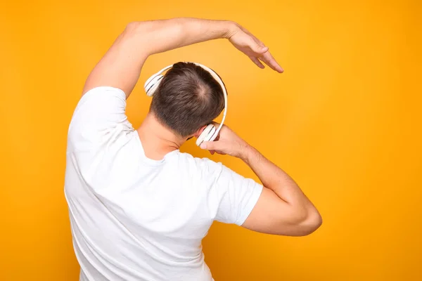 Ein Mann Weißen Shirt Steht Mit Dem Rücken Und Hört — Stockfoto