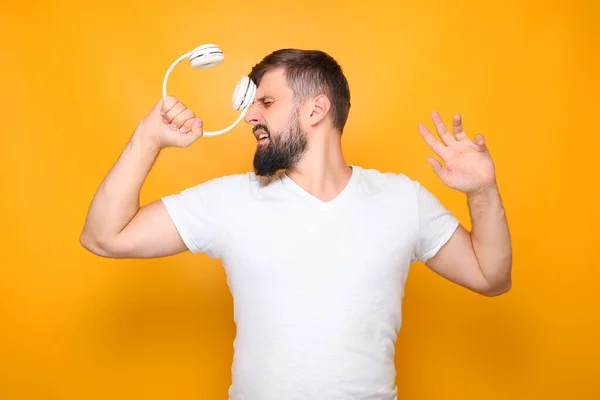 Homme Penché Écouteurs Blancs Tête — Photo