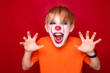 Cadılar Bayramı makyajlı çocuk yüksek sesle bağırıyor ve herkesi korkutuyor..