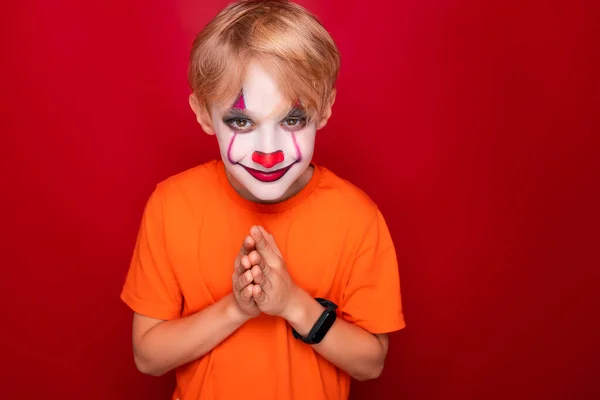 Przebiegły Chłopiec Makijażem Halloween Umieścić Swoje Dłonie Razem Przed Nim — Zdjęcie stockowe