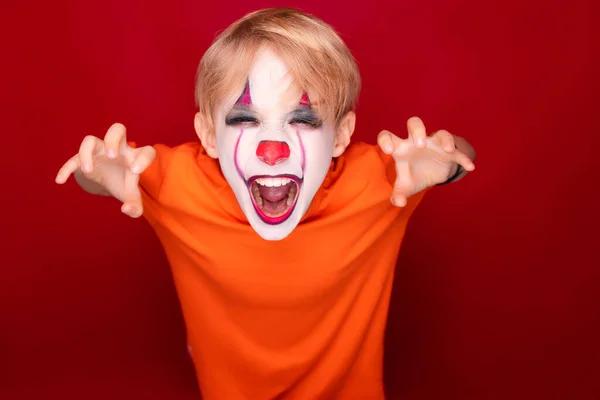 Menino Com Halloween Maquiagem Gritos Mostra Gestos Ameaçadores Com Mãos — Fotografia de Stock