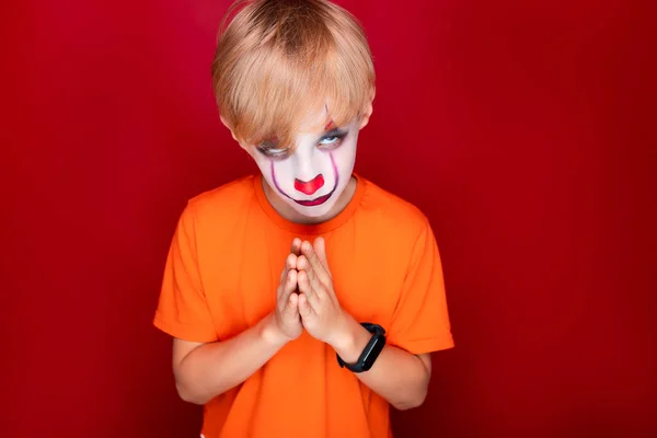 Jongen Met Halloween Make Gevouwen Zijn Handpalmen Voor Hem Bidt — Stockfoto