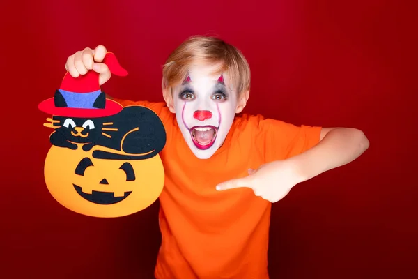 Kind Met Halloween Make Houdt Een Kartonnen Pompoen Zijn Handen — Stockfoto